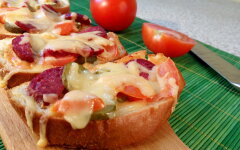 Пицца на батоне с колбасой и сыром