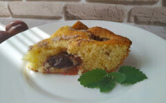 Заливной пирог со сливами и корицей