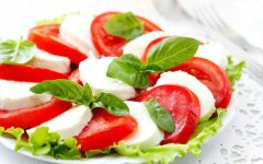 Салат «Капрезе» с каперсами и базиликом