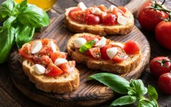 Брускетта с моцареллой в духовке