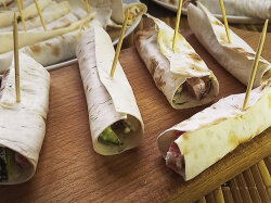 Салат в лаваше с крабовыми палочками, колбасой и кукурузой