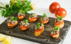 Итальянские кростини с беконом и сыром