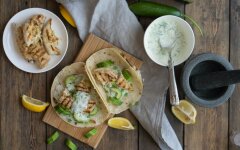 Тортилья с куриным филе и соусом цацики