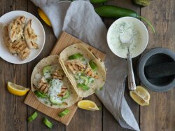 Тортилья с куриным филе и соусом цацики