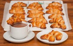 Рогалики с мармеладом на сметане и масле
