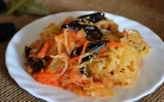 Тушеная капуста с черносливом и куриным филе