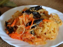 Тушеная капуста с черносливом и куриным филе