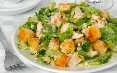 Салат «Цезарь» с курицей, ветчиной и пекинской капустой