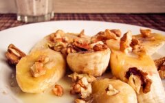 Медовые бананы с орехами и йогуртом