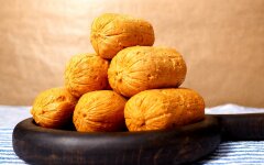 Домашние куриные сосиски в пищевой пленке