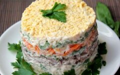 Слоеный салат с печенью и сыром