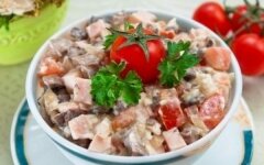 Салат с шампиньонами, колбасным сыром и ветчиной
