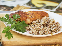 Отбивные из куриного бедра в томатном кляре на сковороде