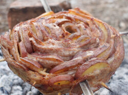 Картофель со свиной грудинкой в фольге на углях