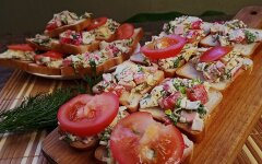 Бутерброды с крабовыми палочками, колбасой, сыром и овощами