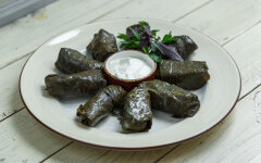 Долма с зеленью, рисом и яйцом