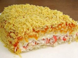 Слоеный салат с овощами и крабовыми палочками