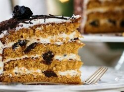 Медовый торт со сметаной и черносливом