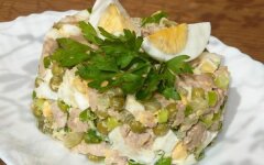 Салат из печени трески с огурцом и горошком