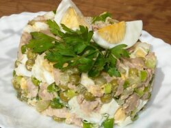 Салат из печени трески с огурцом и горошком