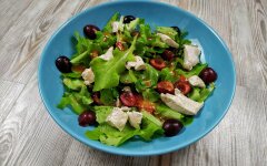 Салат с курицей и черешней под клубничной заправкой