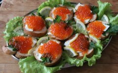 Бутерброды с красной икрой, маслом и авокадо