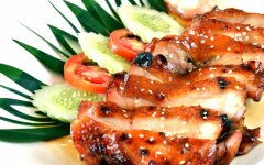 Куриное филе с соусом терияки и кунжутом на сковороде