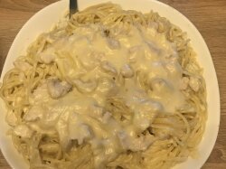 Спагетти с курицей в молочно-сырном соусе