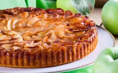 Творожный пирог с яблоками на ряженке