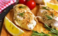 Куриное филе в томатном соусе с овощами и моцареллой