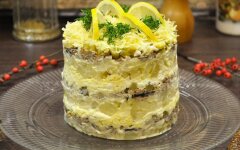 Новогодний салат со шпротами и сыром