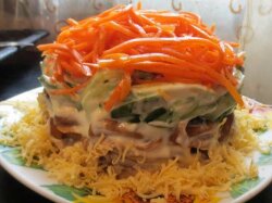 Салат с опятами, огурцом и корейской морковкой