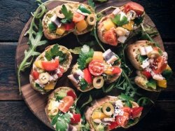 Брускетта с кальмарами и перцем чили