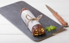 Сладкая колбаска из печенья с творогом и сухофруктами