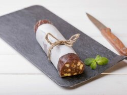 Сладкая колбаска из печенья с творогом и сухофруктами