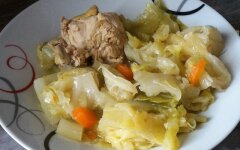 Тушеная курица с молодой капустой