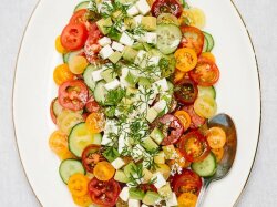 Помидорный салат с моцареллой и авокадо