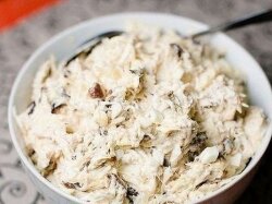 Салат из куриной грудки с черносливом, брынзой и орехами