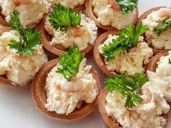 Закуска из креветок с сыром в тарталетках