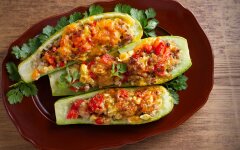 Лодочки из кабачков с куриным фаршем и шампиньонами