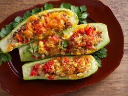 Лодочки из кабачков с куриным фаршем и шампиньонами