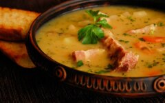 Ароматный гороховый суп с ребрышками и грудинкой
