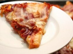 Пицца с беконом и сыром Моцарелла