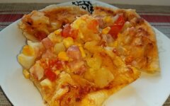 Пицца с крабовыми палочками, кукурузой и яйцами