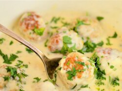 Куриные тефтели с рисом в подливе в духовке