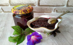 Соус из черноплодной рябины с чесноком и зеленью