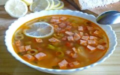 Солянка с вареной и копченой колбаской