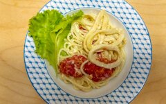 Кальмары в сливочном соусе с помидорами черри