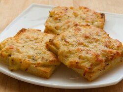 Жареные в сыре гренки