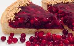 Открытый брусничный пирог из песочного теста